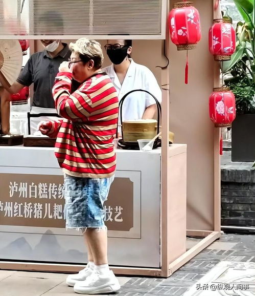 韓紅低調(diào)逛地攤被偶遇，休閑打扮引網(wǎng)友熱議