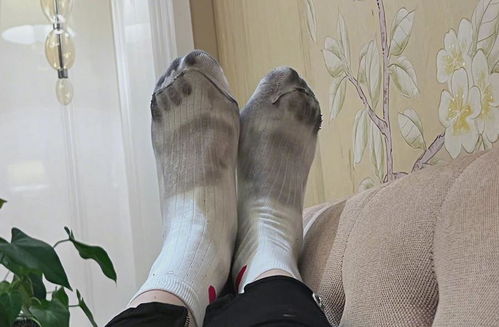 明星也踩雷！關(guān)曉彤曬掉色鞋子染黑襪子，瑕疵品無處不在